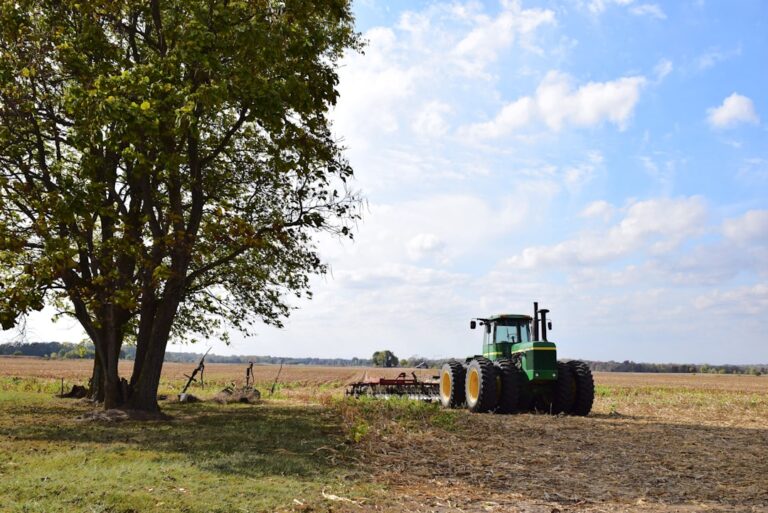 Photo Tractor plowing